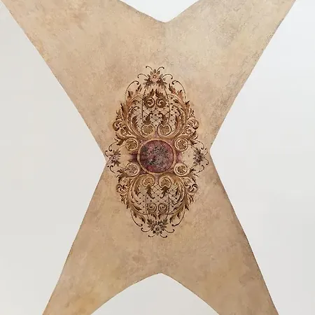 Palazzo Charlie לינה וארוחת בוקר לצ'ה