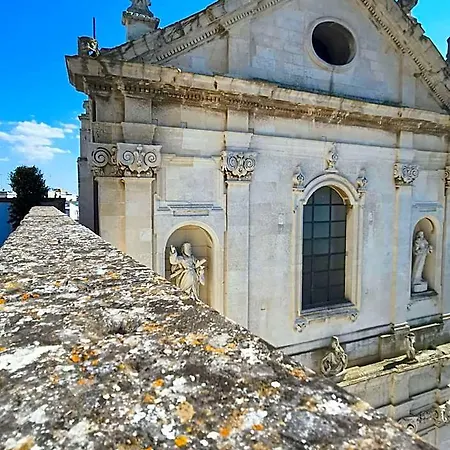 Palazzo Charlie לינה וארוחת בוקר לצ'ה