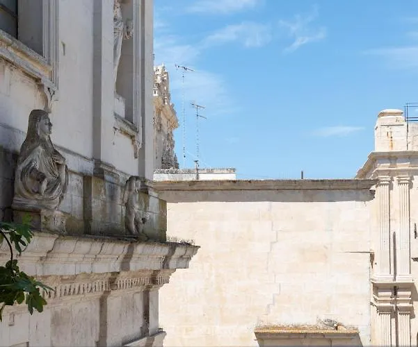 Palazzo Charlie לצ'ה