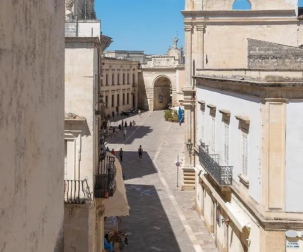 לינה וארוחת בוקר Palazzo Charlie לצ'ה